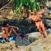 Nudistes sur la plage secrète de Rawai