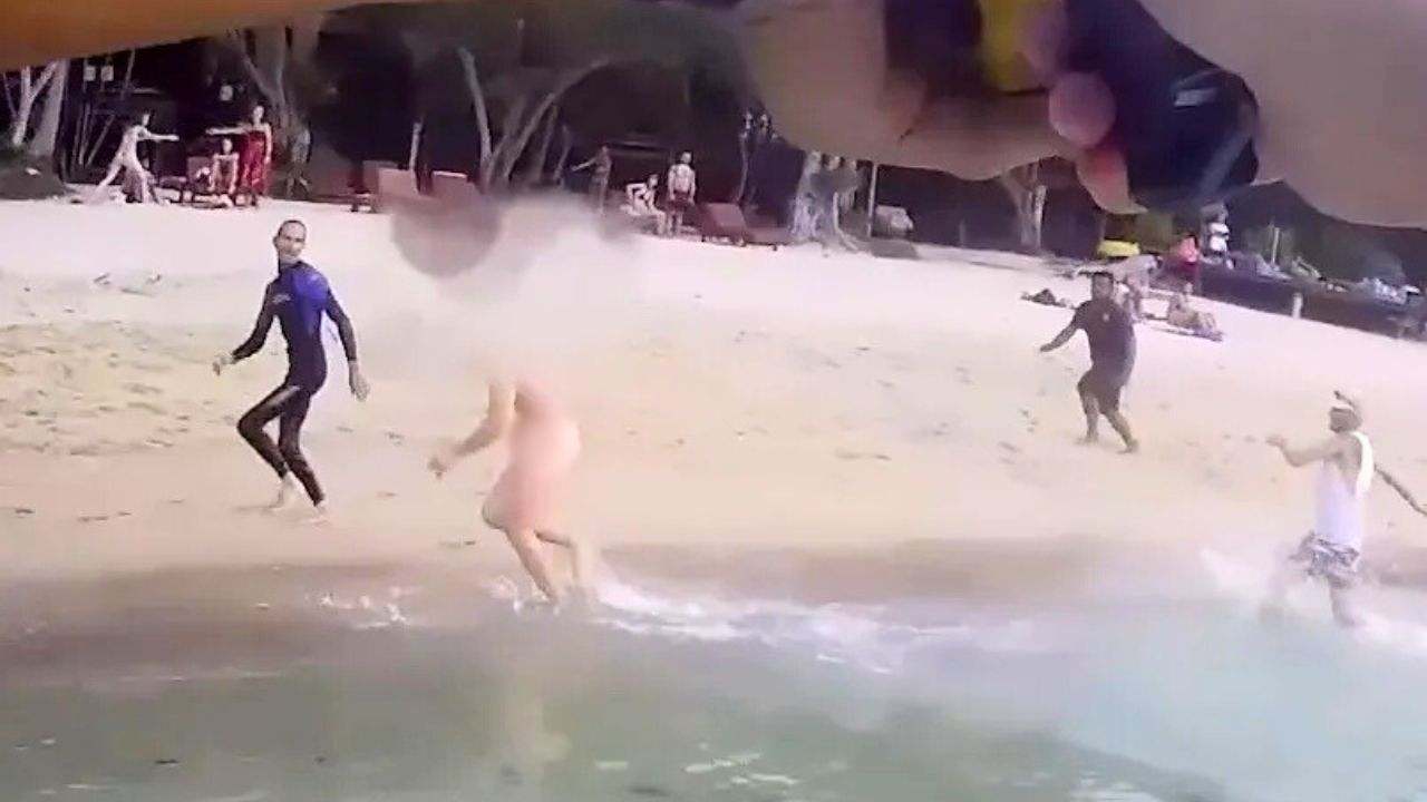 Touriste allemand nu poursuivi par la police et des sauveteurs sur la plage de Chalok à Koh Tao