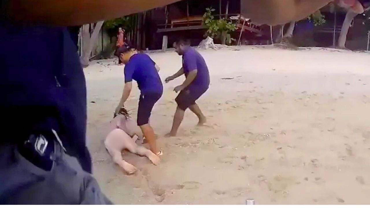 Touriste allemand maîtrisé par la police sur une plage de Koh Tao après une série d’incidents sur l’île. Photo : police thaïlandaise