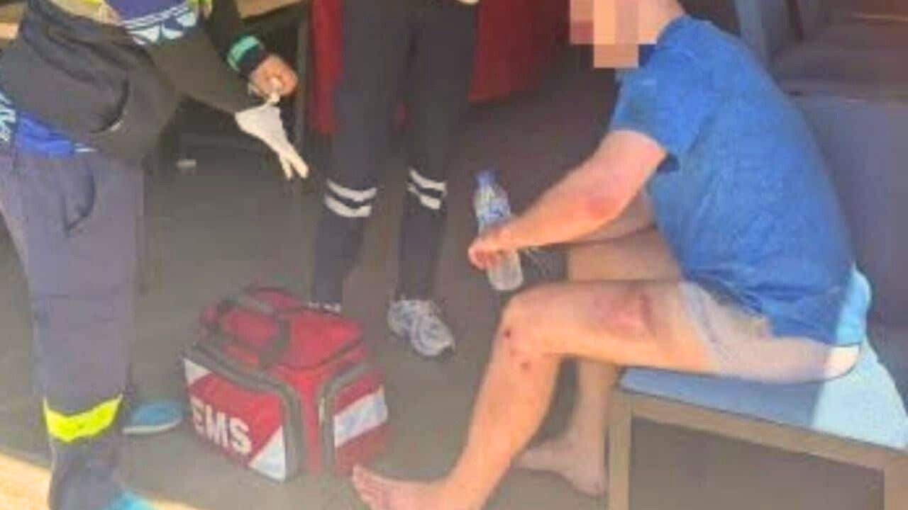 Thaïlande : un touriste ivre saute sur un taxi et sème le chaos à Phuket 4 Des secouristes soignent les égratignures du touriste irlandais