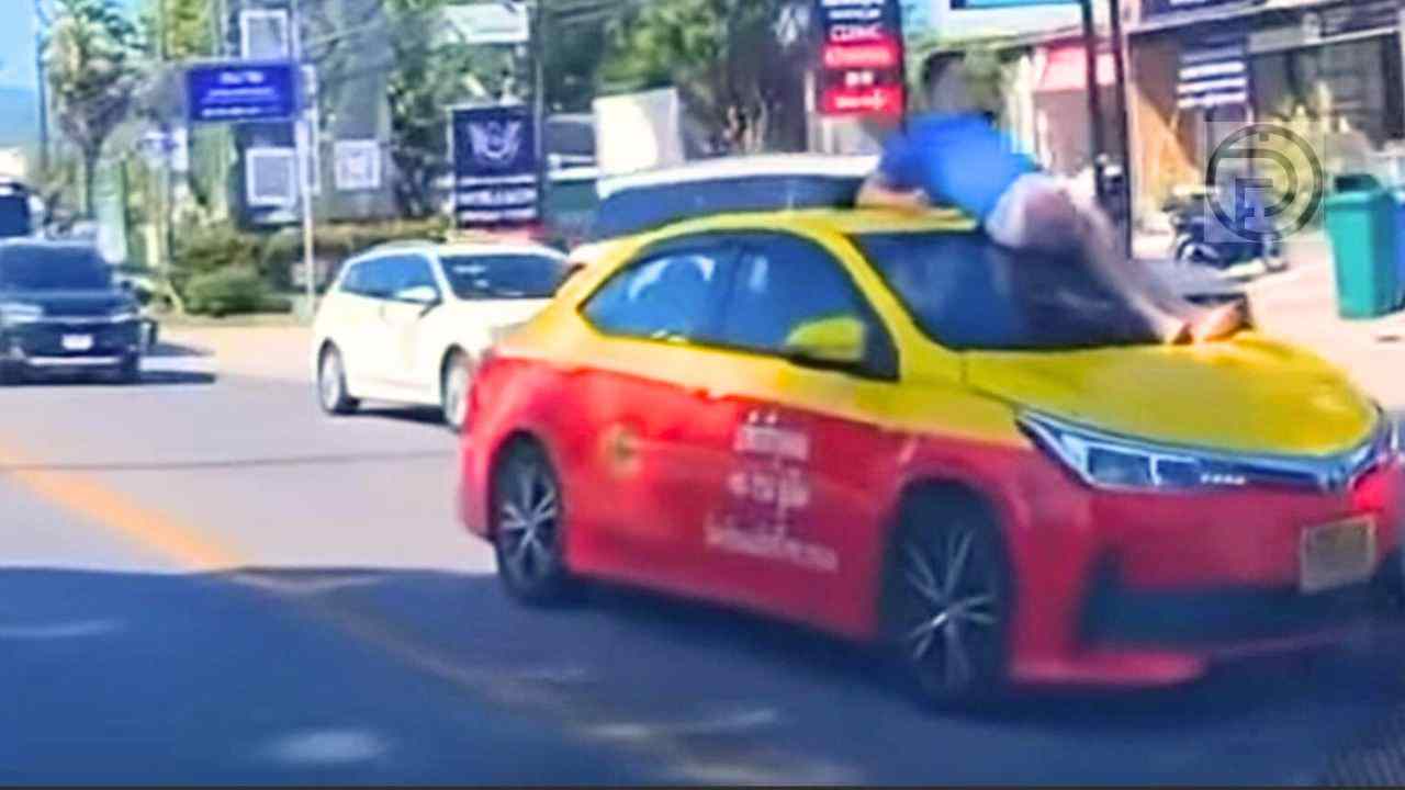 Thaïlande : un touriste ivre saute sur un taxi et sème le chaos à Phuket 5 Touriste allongé sur le capot d’un taxi rouge et jaune à Phuket