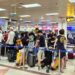 Des voyageurs s'enregistrent à l'aéroport de Chiang Mai, le lundi 2 mars 2026