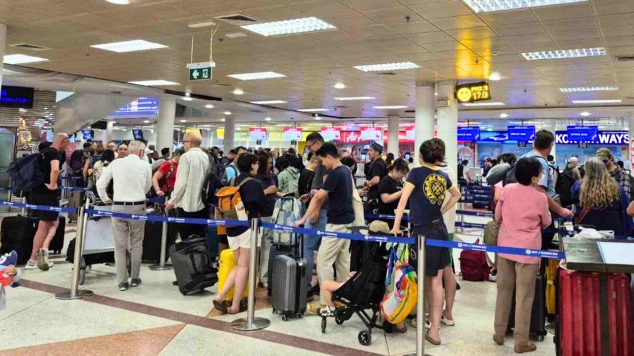 Des voyageurs s'enregistrent à l'aéroport de Chiang Mai, le lundi 2 mars 2026
