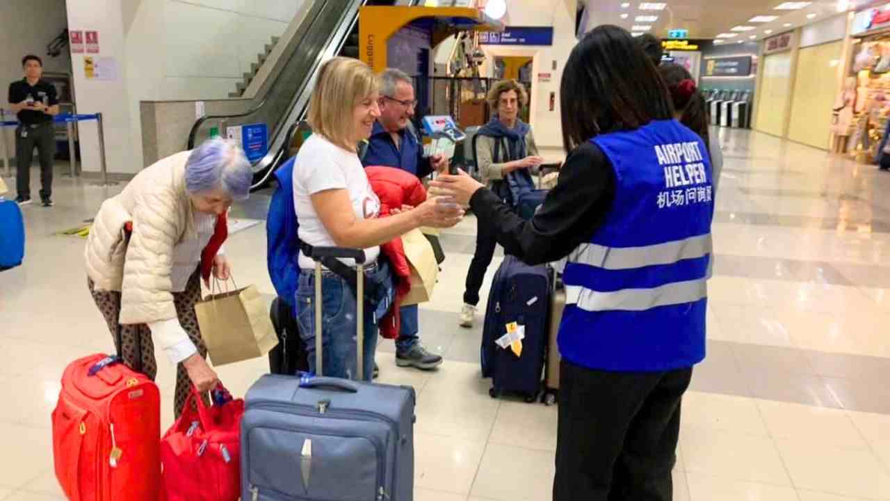 Vols annulés : la Thaïlande active un plan d’aide pour les touristes étrangers 4 Le personnel de l'aéroport distribue de l'eau potable aux voyageurs touchés par la guerre au Moyen-Orient, à l'aéroport Suvarnabhumi de Samut Prakan, le dimanche 1ᵉʳ mars.