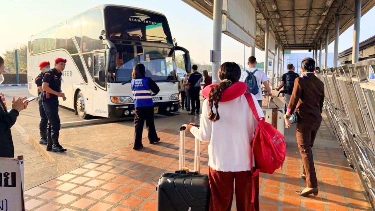 Vols annulés : la Thaïlande active un plan d’aide pour les touristes étrangers 5 Des touristes qui ont vu leur vol annulé quittent l'aéroport de Suvarnabhumi