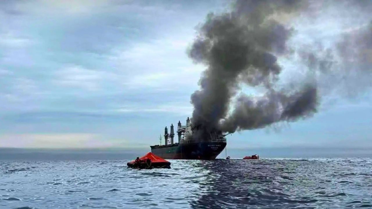 Le vraquier battant pavillon thaïlandais Mayuree Naree après que deux projectiles ont frappé la coque au-dessus de la ligne de flottaison.