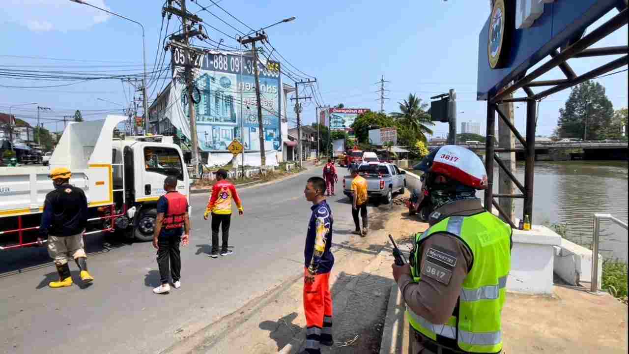 Police et secouristes mobilisés près de la rivière Ping à Chiang Mai après la fuite d’un étranger ayant volé une moto de police