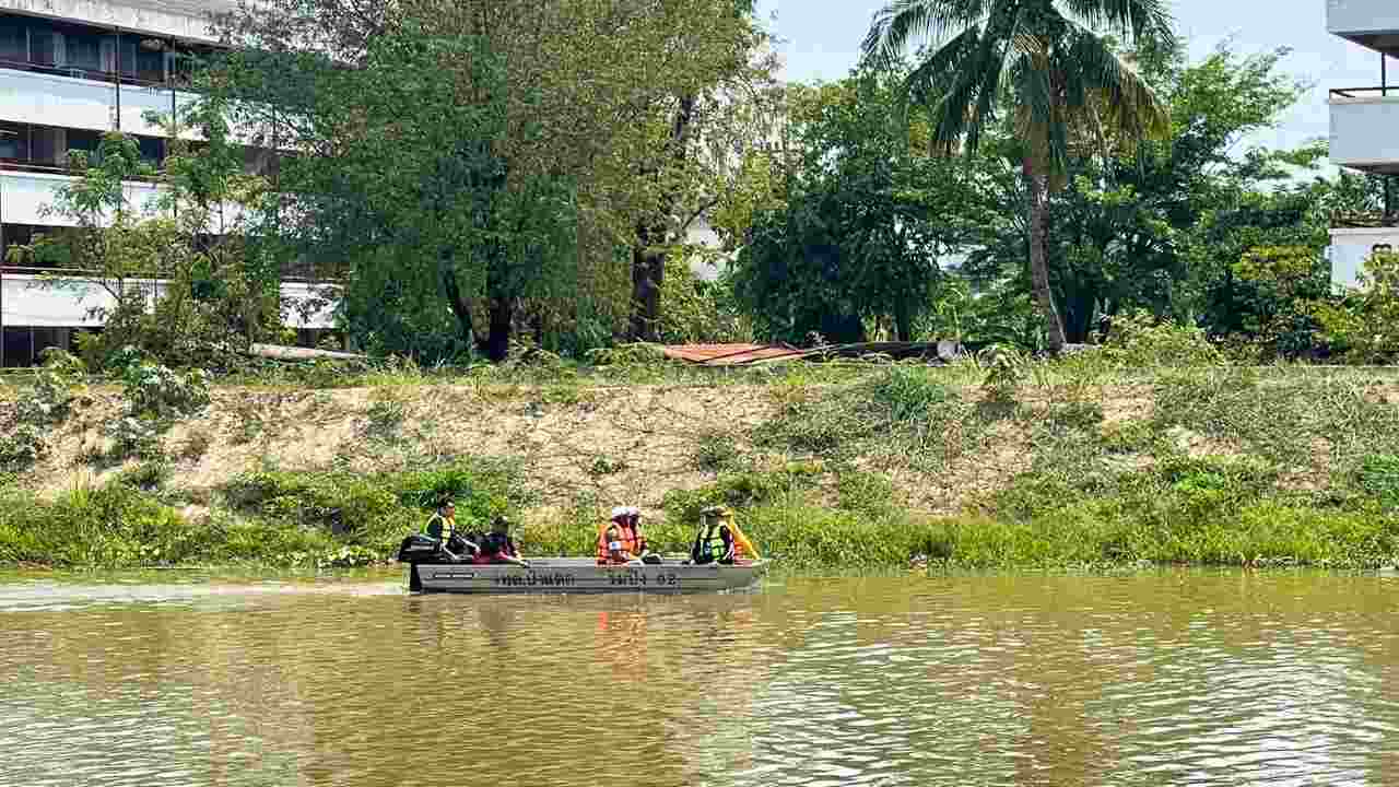 Équipes de secours en bateau recherchant un étranger dans la rivière Ping à Chiang Mai après sa fuite