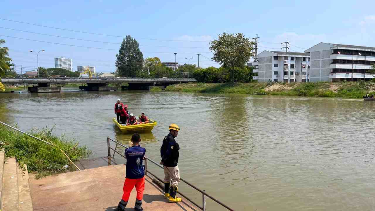 Opération de recherche dans la rivière Ping à Chiang Mai après la fuite d’un étranger ayant volé une moto de police
