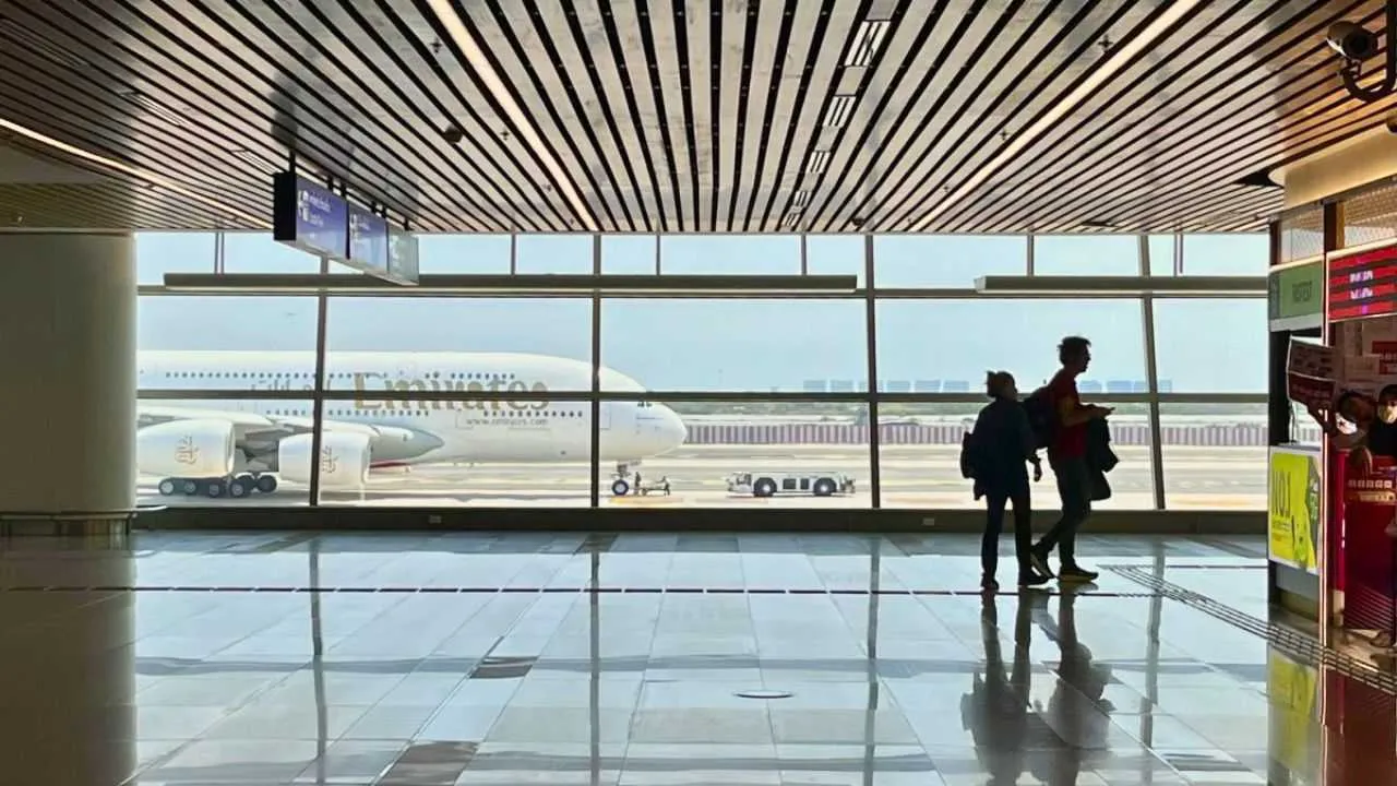 Voyageurs dans un terminal d'aéroport en Thaïlande