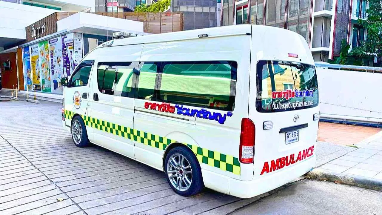 Une ambulance de la Fondation Ruamkatanyu stationnée au service des urgences de l'hôpital Chonprathan, à Nonthaburi