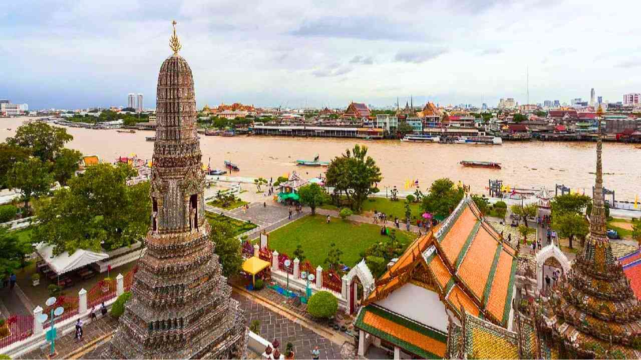 Photo prise depuis un Prang du Wat Arun à Bangkok