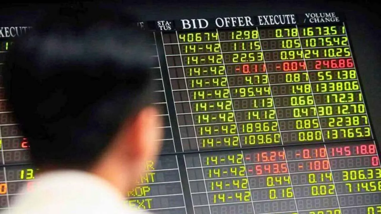 Un investisseur examine un affichage numérique des cours boursiers