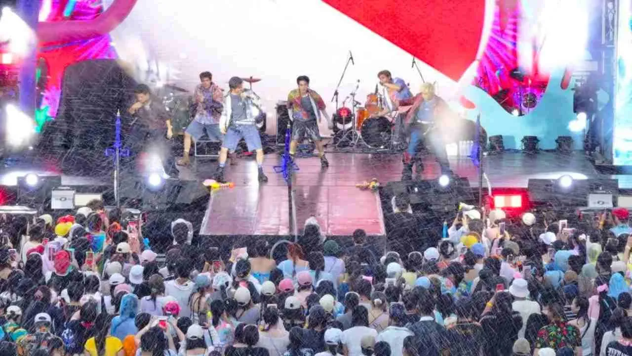 Concert lors des fêtes de Songkran dans le centre commercial CentralWorld à Bangkok