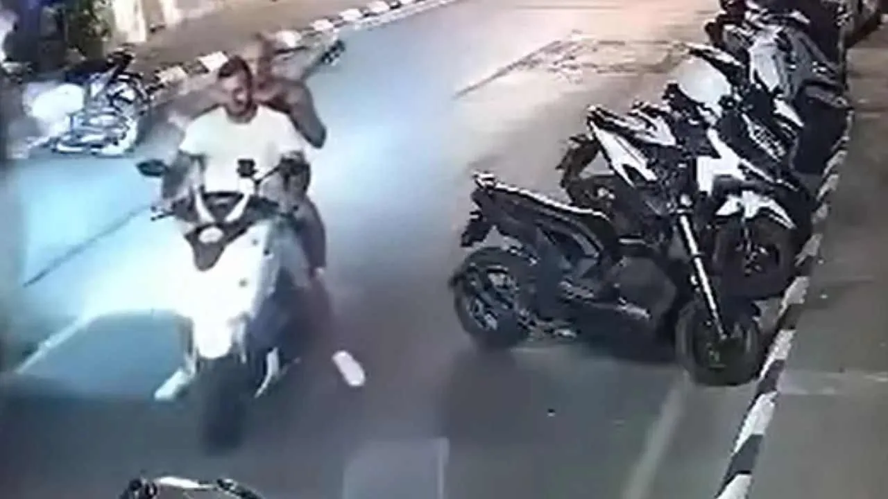 Deux hommes quittent les lieux à scooter après le vol d’une guitare à Phuket, selon des images de vidéosurveillance