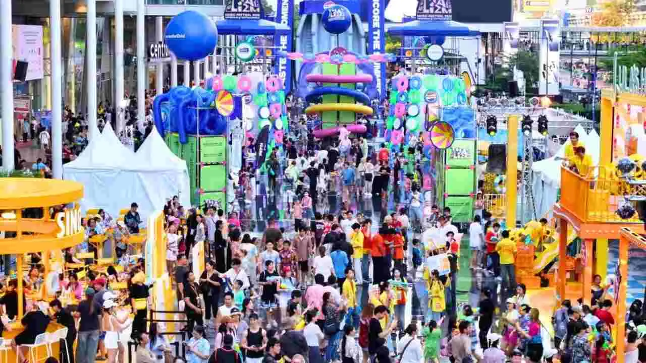 Foule lors des fêtes de Songkran dans le centre commercial CentralWorld à Bangkok