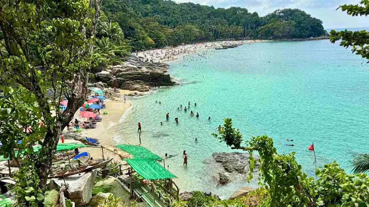 Touristes sur la plage de Freedom Beach à Phuket