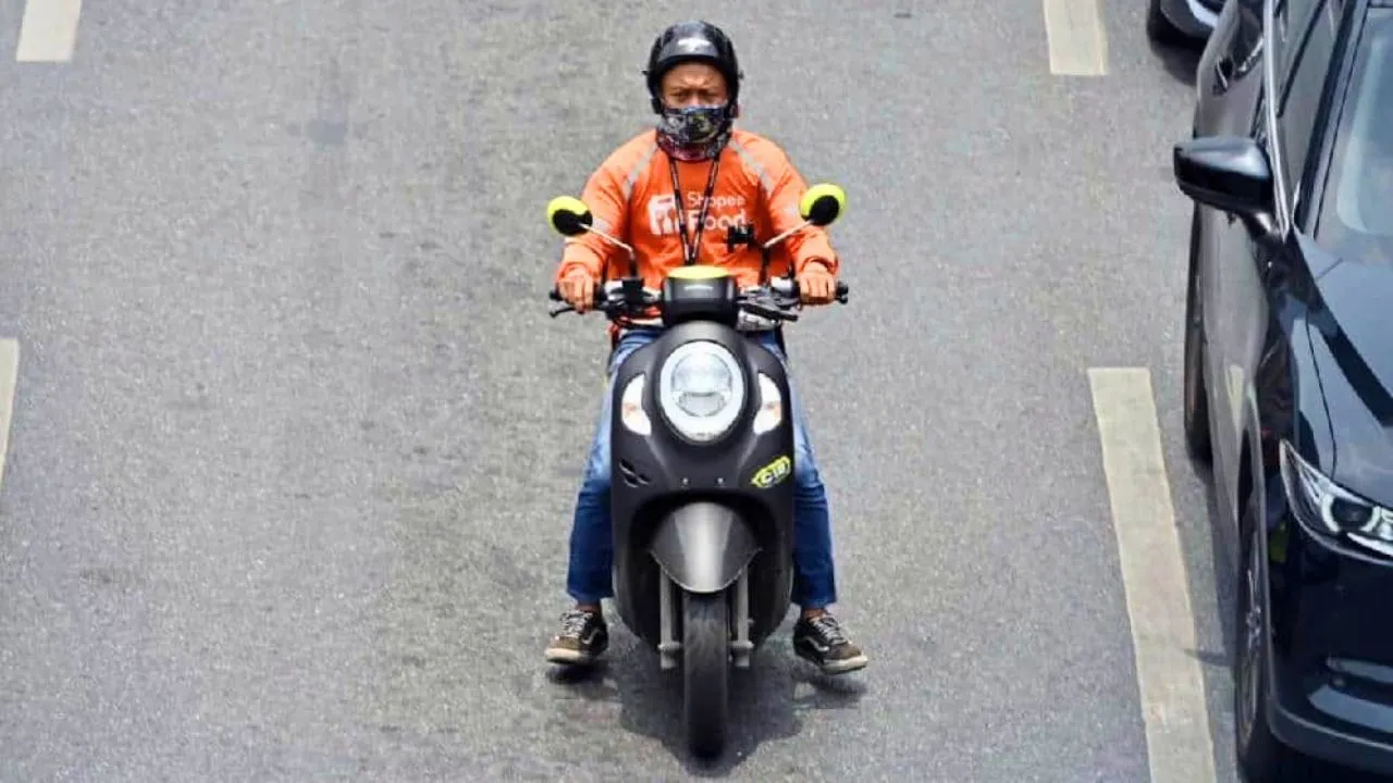Motard lors du phénomène du soleil au zénith