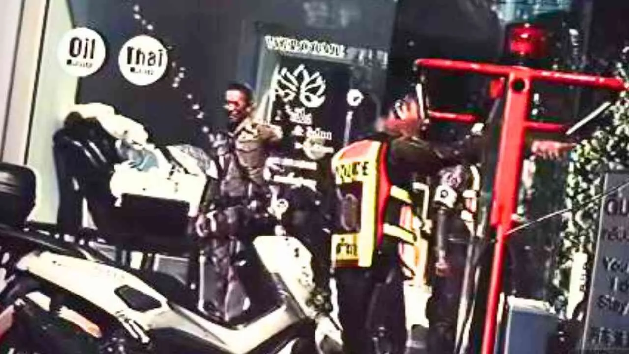 Policiers thaïlandais arrosés lors du Songkran