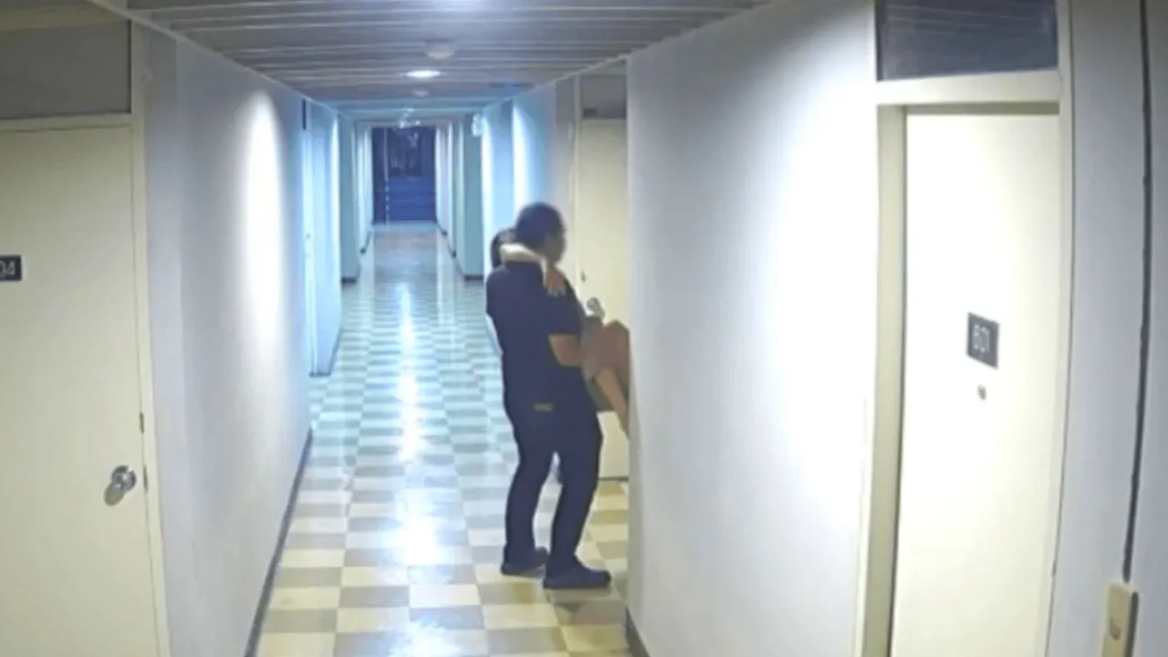 Images de vidéosurveillance montrant un homme transportant une femme inconsciente dans un immeuble à Bangkok