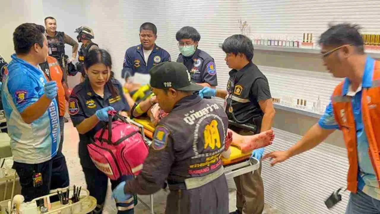 Des secouristes prodiguent les premiers soins à un touriste coréen blessé à Pattaya