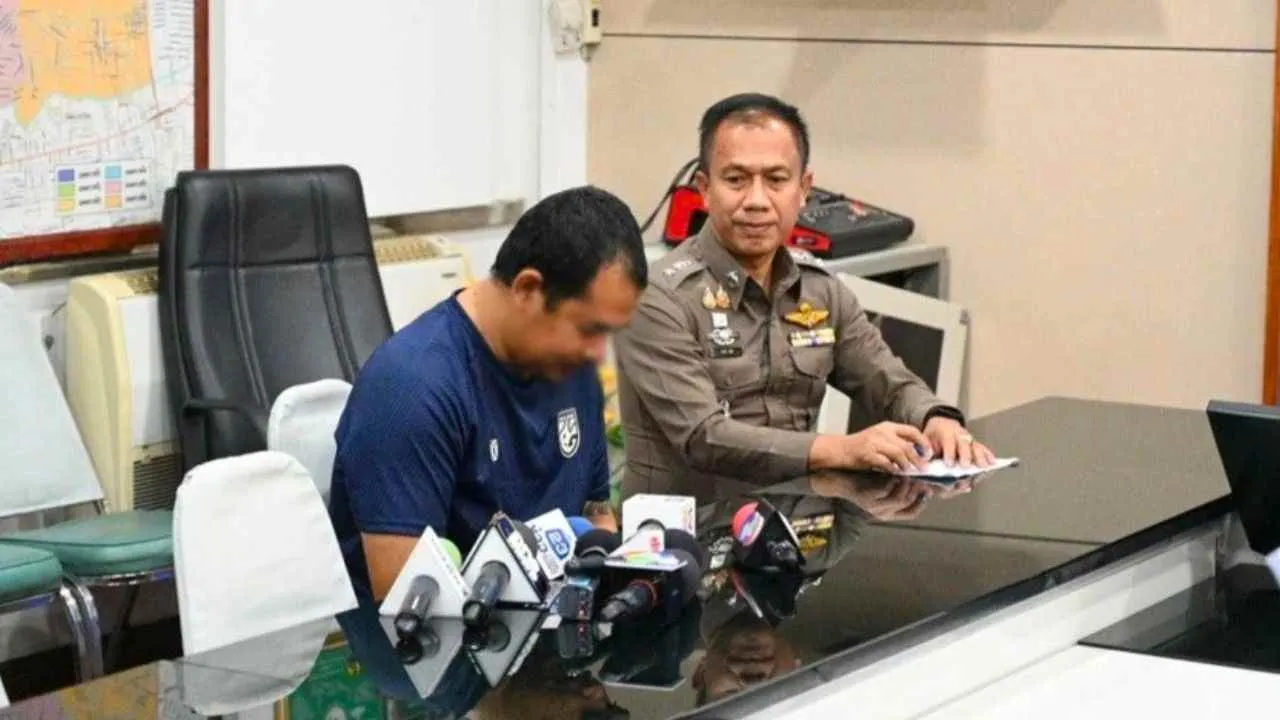 Nikorn Seshorm aux côtés d’un policier thaïlandais après ses aveux dans une affaire de viol à Bangkok