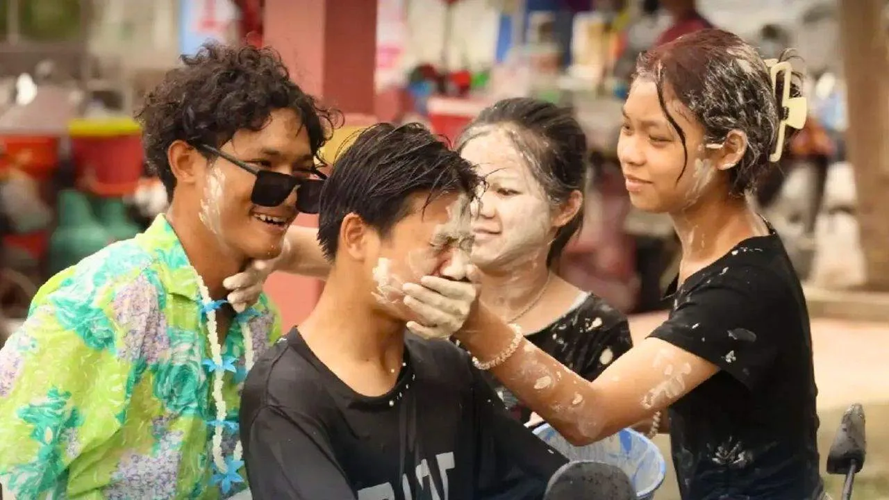 Jeunes appliquant du talc sur le visage pendant le Songkran en Thaïlande, une tradition festive encadrée par le respect du consentement