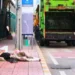 Étranger sans domicile allongé sur un trottoir à Bangkok