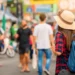 Touriste avec sac à dos marchant dans une rue animée de Thaïlande