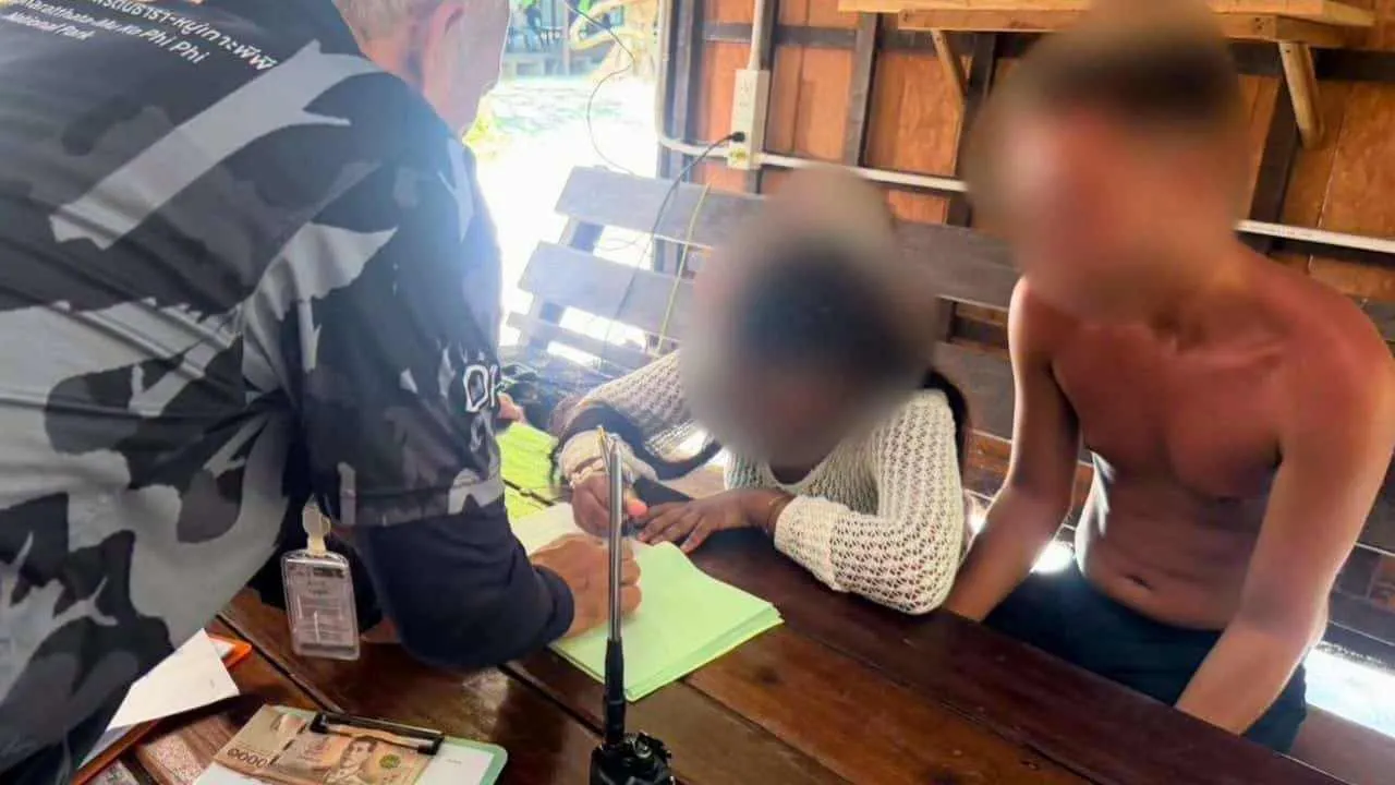 Deux touristes français verbalisés par un agent du parc national après une baignade interdite à Maya Bay