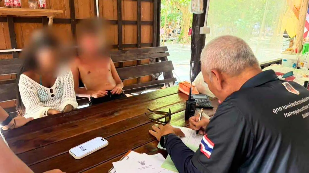 Deux touristes français entendus par un agent du parc national après une infraction à Maya Bay en Thaïlande