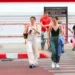 Un agent de la police routière veille à la sécurité des touristes traversant la rue près du Grand Palais à Bangkok