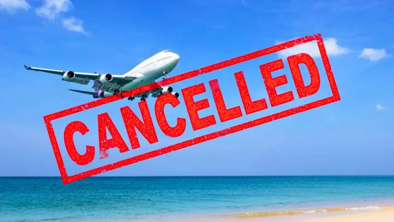 Avion au-dessus d’une plage avec la mention Cancelled illustrant des vols annulés en Thaïlande