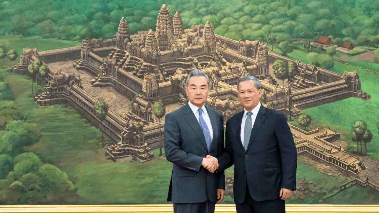 Le ministre chinois des Affaires étrangères, Wang Yi (à gauche), serre la main du Premier ministre cambodgien, Hun Manet (à droite), lors d'une rencontre au Palais de la Paix à Phnom Penh