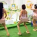 Danseuses de bar se produisant devant un cercueil lors de funérailles insolites en Thaïlande