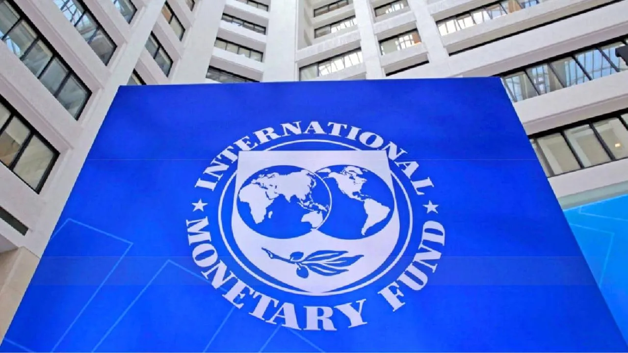 Logo du Fonds monétaire international (FMI) sur un panneau bleu devant un immeuble de bureaux