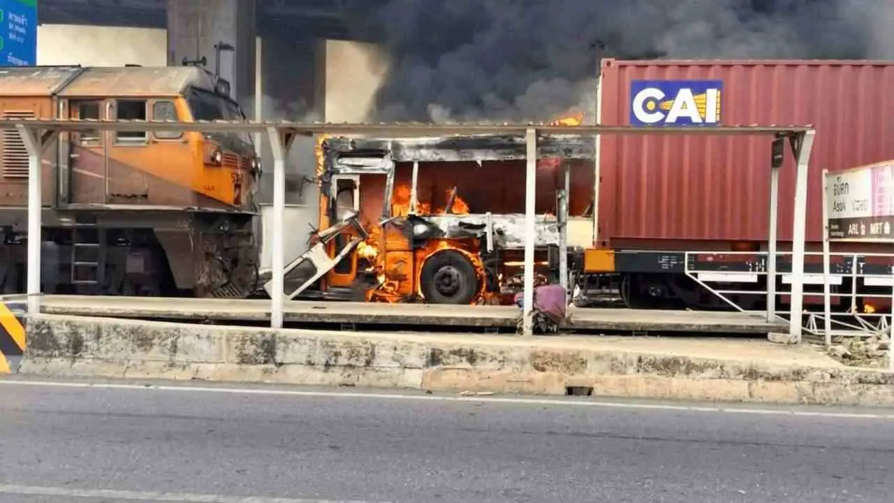 Bus en flammes après une collision avec un train de marchandises à un passage à niveau de Bangkok