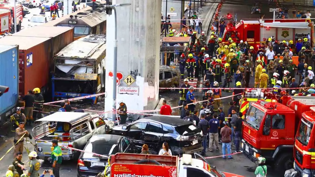 Les pompiers et les équipes de secours interviennent sur les lieux de la collision, dans le district de Huai Khwang à Bangkok