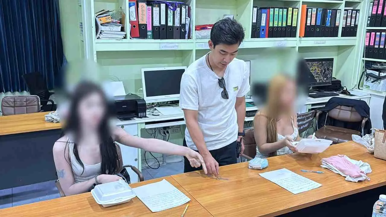 Les deux adolescents transgenres montrant les ciseaux saisis par la police après l’agression d’un touriste australien à Pattaya