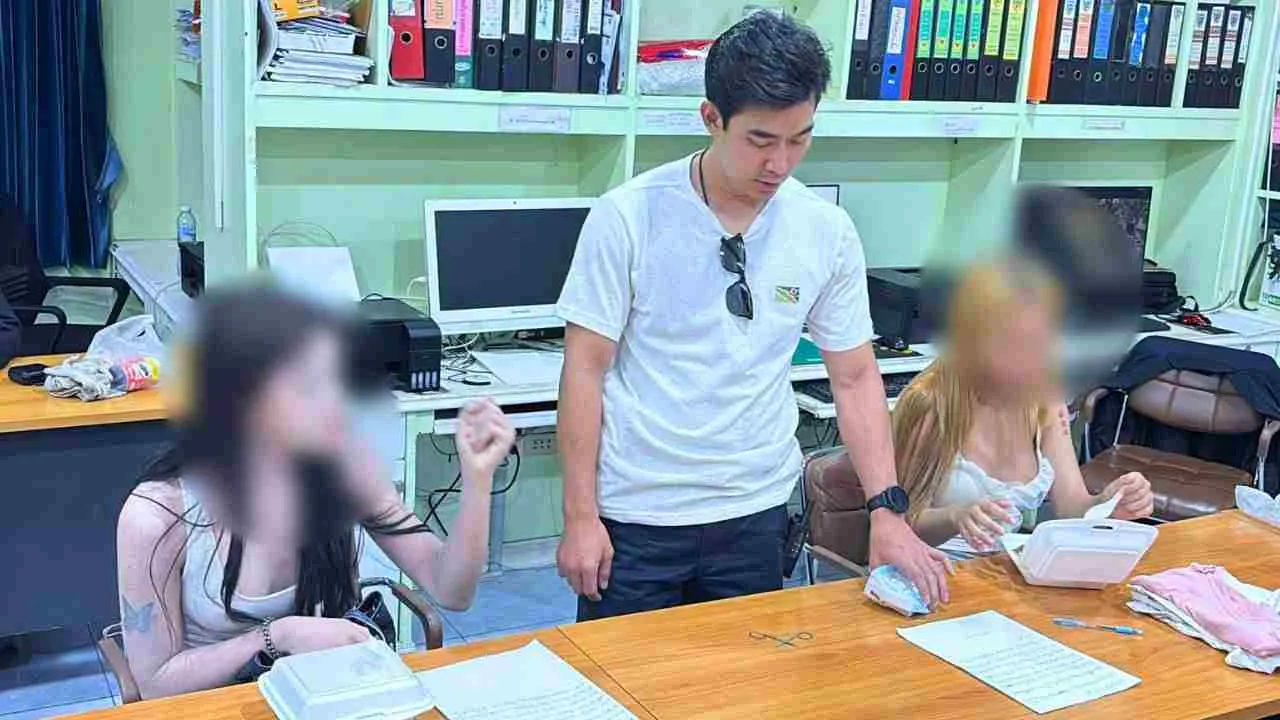 Les deux adolescents transgenres arrêtés par la police pendant leur interrogatoire à Pattaya