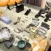 Certaines des armes de qualité militaire découvertes au domicile du suspect chinois Sun Mingchen à Pattaya