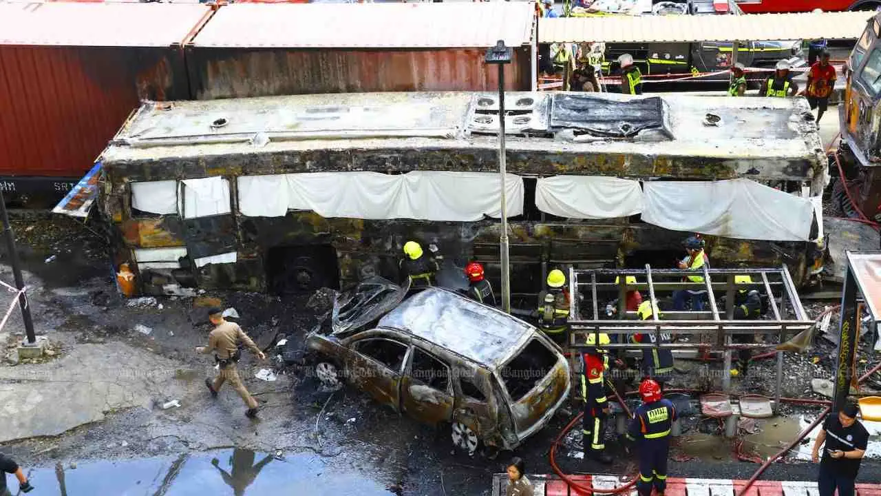 Bus entièrement calciné et véhicules détruits après une collision avec un train à Bangkok