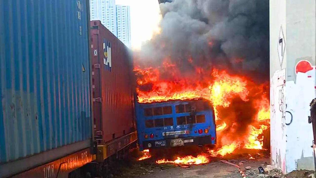 Un bus en flammes après une collision avec un train de marchandises à Bangkok
