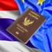 Passeport thaïlandais devant les drapeaux de la Thaïlande et de l’Union européenne
