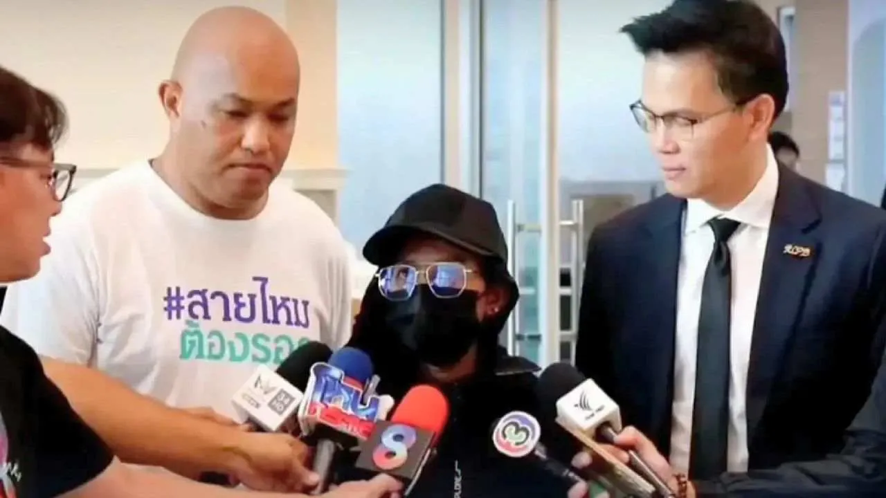 La veuve du chauffeur de taxi tué à Koh Samui s'exprime devant les médias après avoir demandé une protection aux autorités