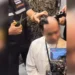 Une femme transgenre qui a tenu des propos incendiaires sur le Coran se soumet à un rasage de la tête devant une foule musulmane en colère, à Ramkhamhaeng Soi 53 à Bangkok, le 10 mai 2026