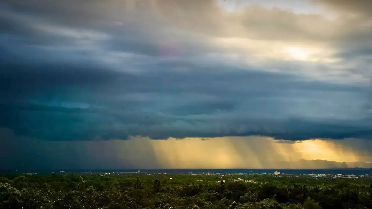 Orage de mousson au-dessus d'une région de Thaïlande avec de fortes précipitations visibles à l'horizon