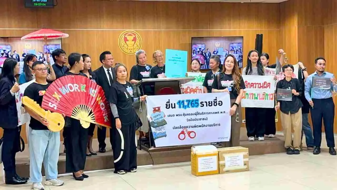 Des militants et membres de la fondation Empower présentent au Parlement thaïlandais un projet de loi visant à dépénaliser le travail du sexe
