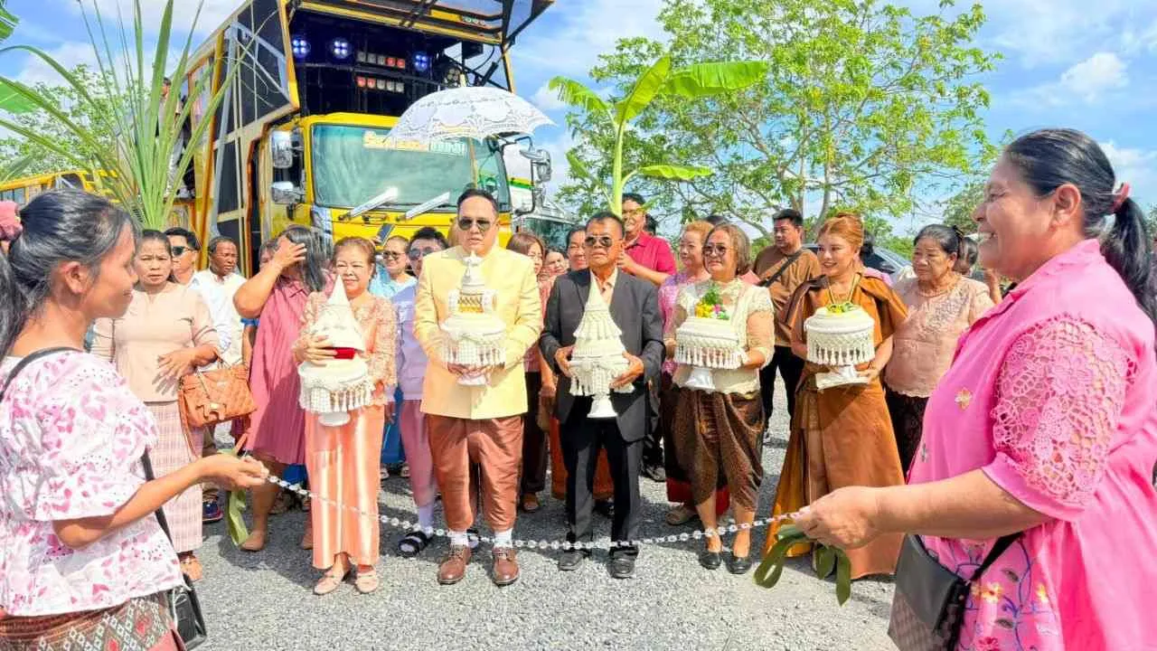 Le cortège traditionnel du second mariage de Witsanu Prangchaiyaphum arrive dans un village de Chaiyaphum en Thaïlande