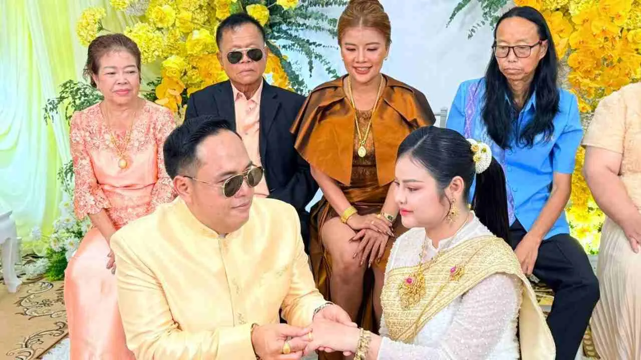 La première épouse assiste à la cérémonie du second mariage de son mari en Thaïlande